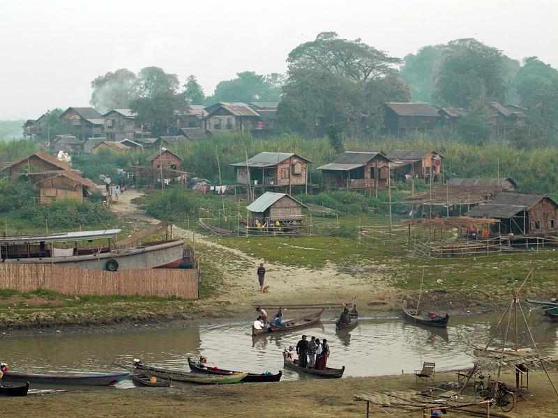 Burma III-073-Seib-2014.jpg - Before sunrise at the stilt village Se Yaik (Photo by Roland Seib)